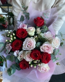 Pink and red rose bouquet