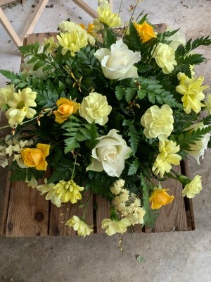 Lemons, yellows and whites posy