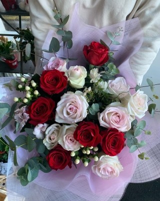 Pink and red rose bouquet